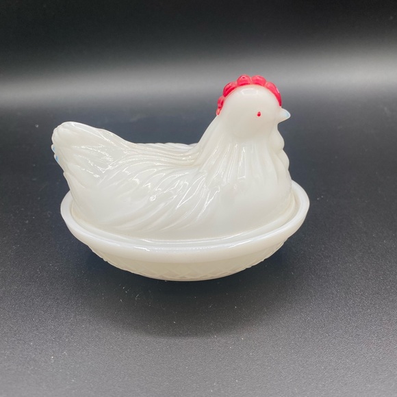 Hen on a nest- mini - Picture 1 of 8